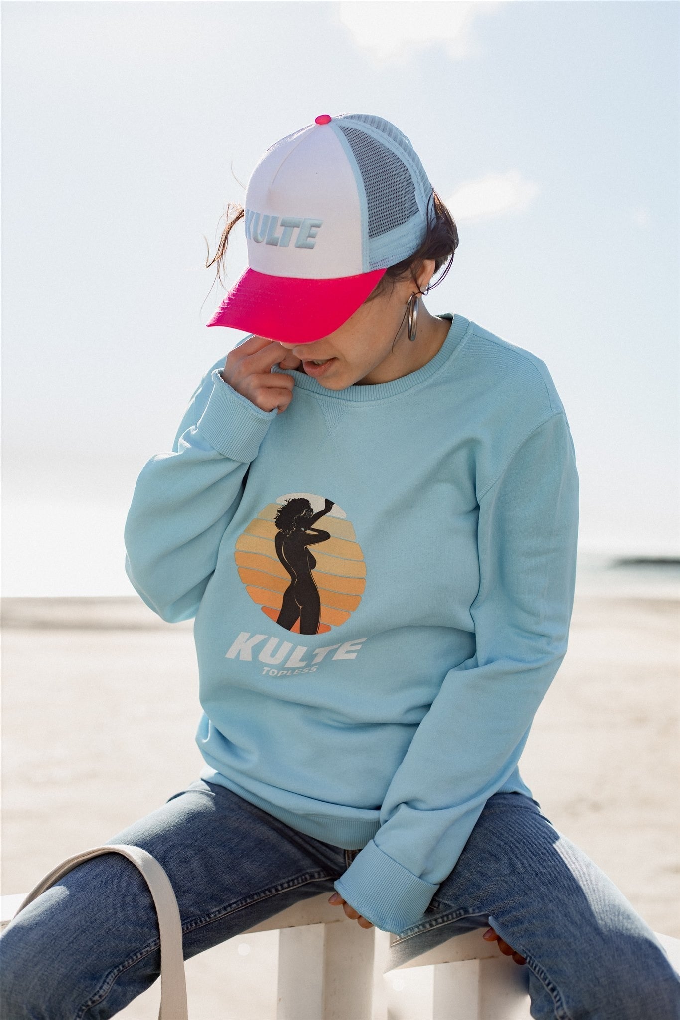 ITALIC STRAWBERRY LIGHT BLUE CAP